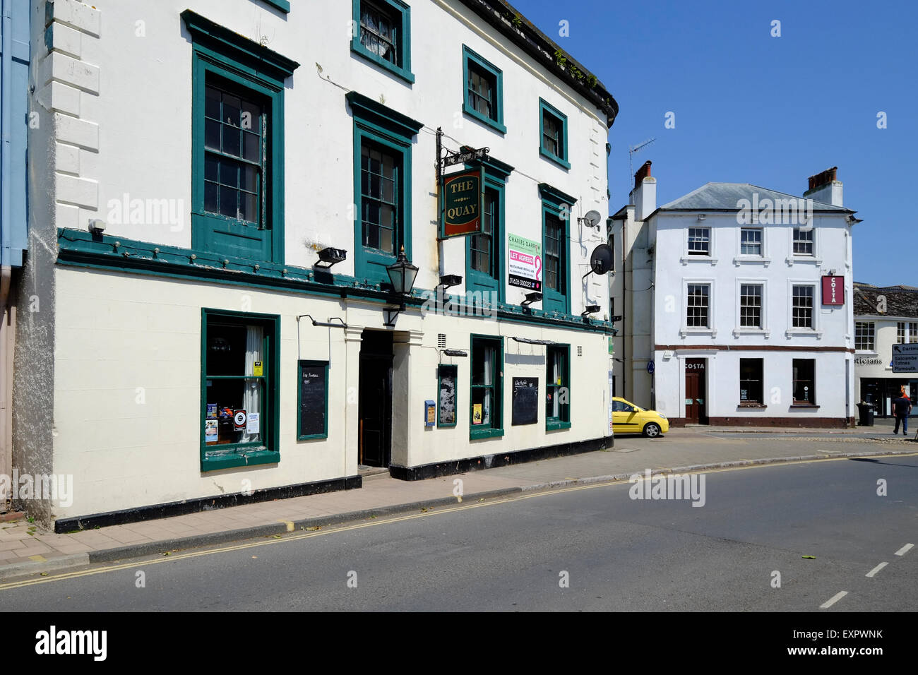 Kingsbridge, Devon, Regno Unito. Centro città street con pub e caffè Costa Foto Stock