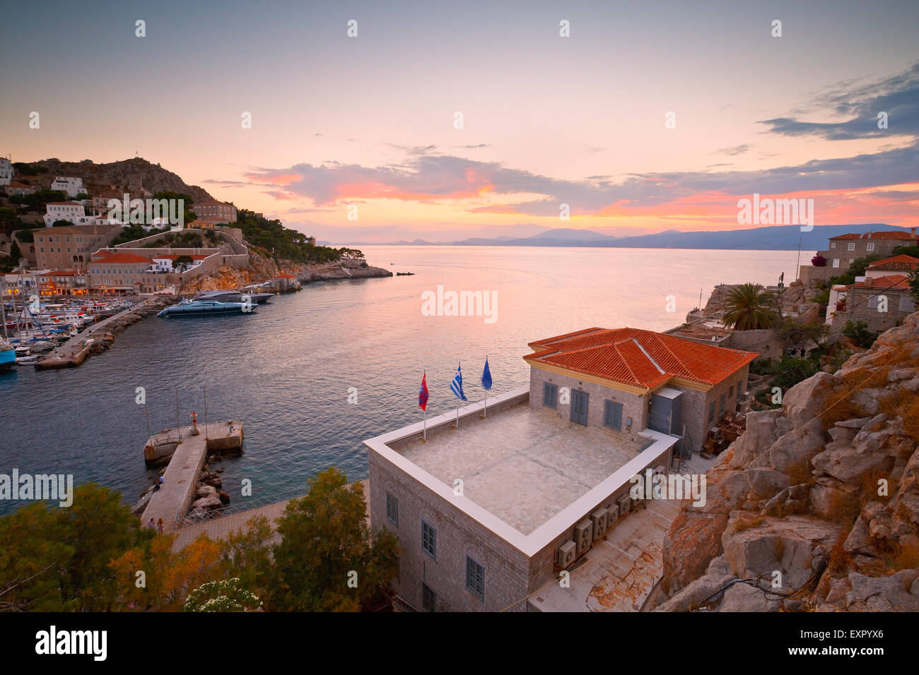 Vista del porto di idra da una collina sopra la città. Foto Stock