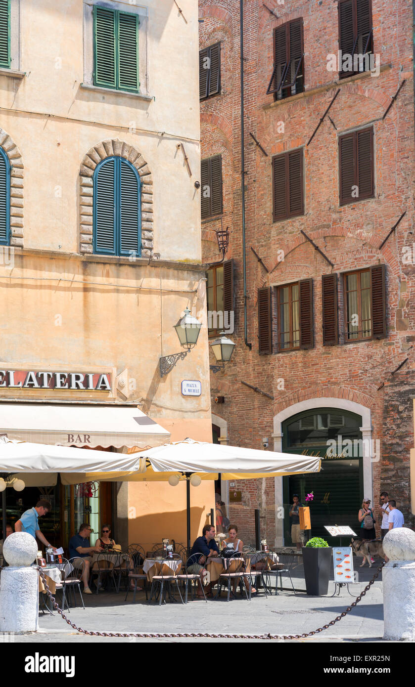 Gelateria su Piazza San Michele, angolo a Lucca, Italia. Foto Stock