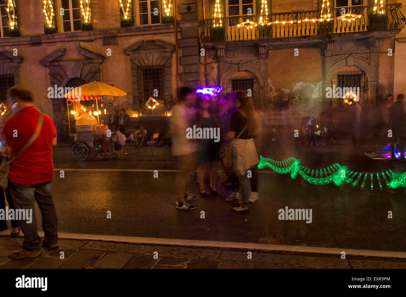 Visione offuscata della festa della Luminara di Pisa Foto Stock