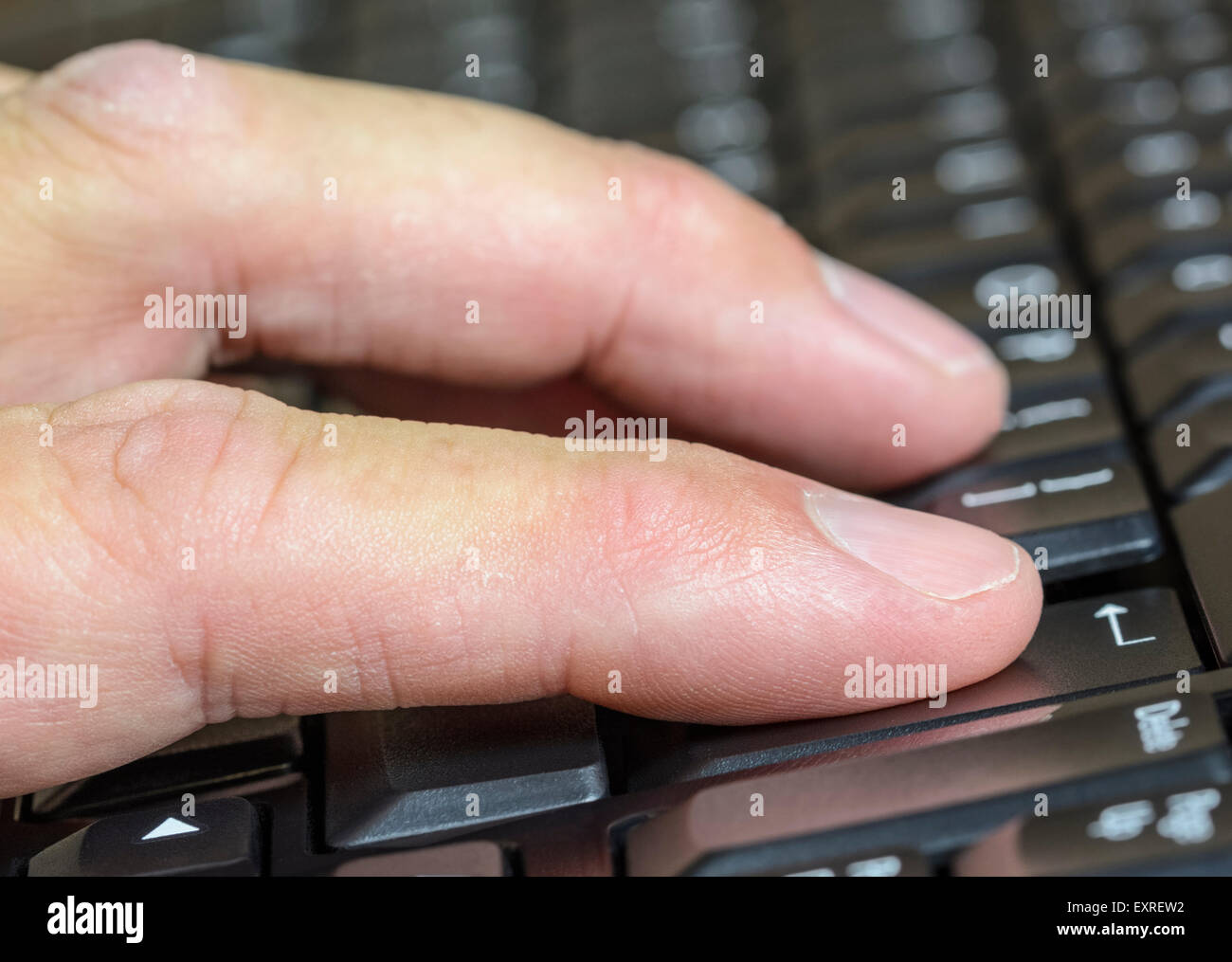 L'uomo la digitazione sulla tastiera di un computer. Foto Stock