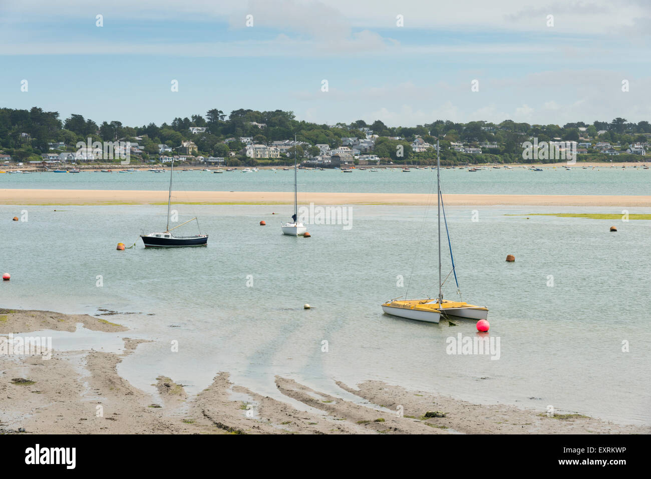 Barche ormeggiate a bassa marea nel fiume estuario del cammello a Padstow Cornwall Regno Unito Foto Stock