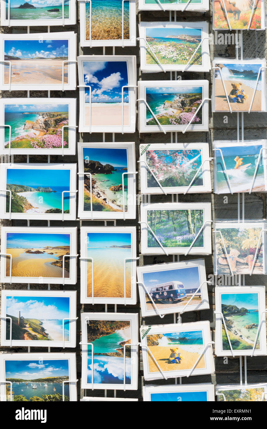 Souvenir cartoline in vendita in un rack a Padstow Cornwall Regno Unito Foto Stock