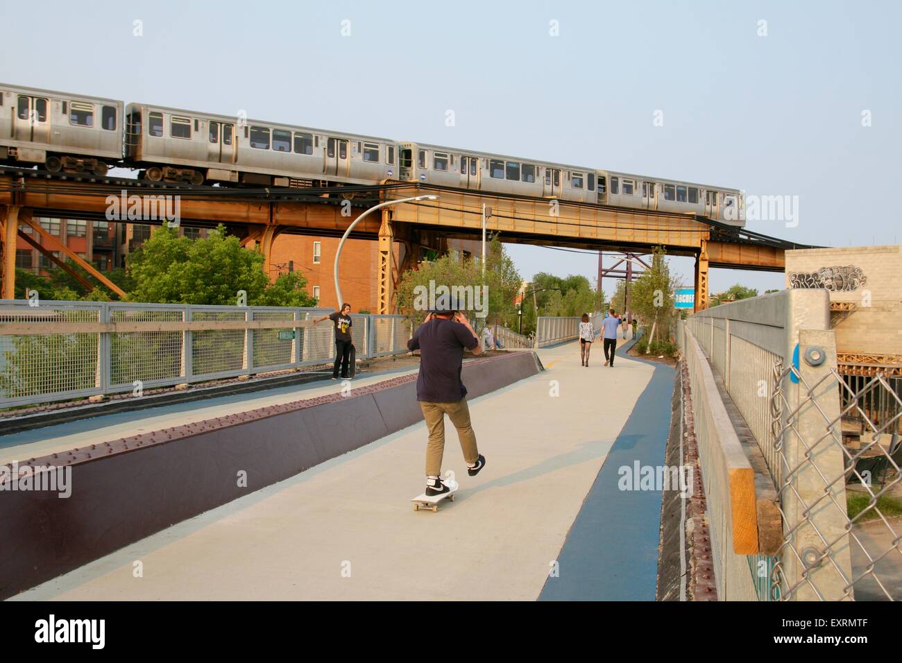 Guidatore di skateboard su 606/Bloomingdale Trail, CTA Linea Blu bridge. Chicago, Illinois Foto Stock
