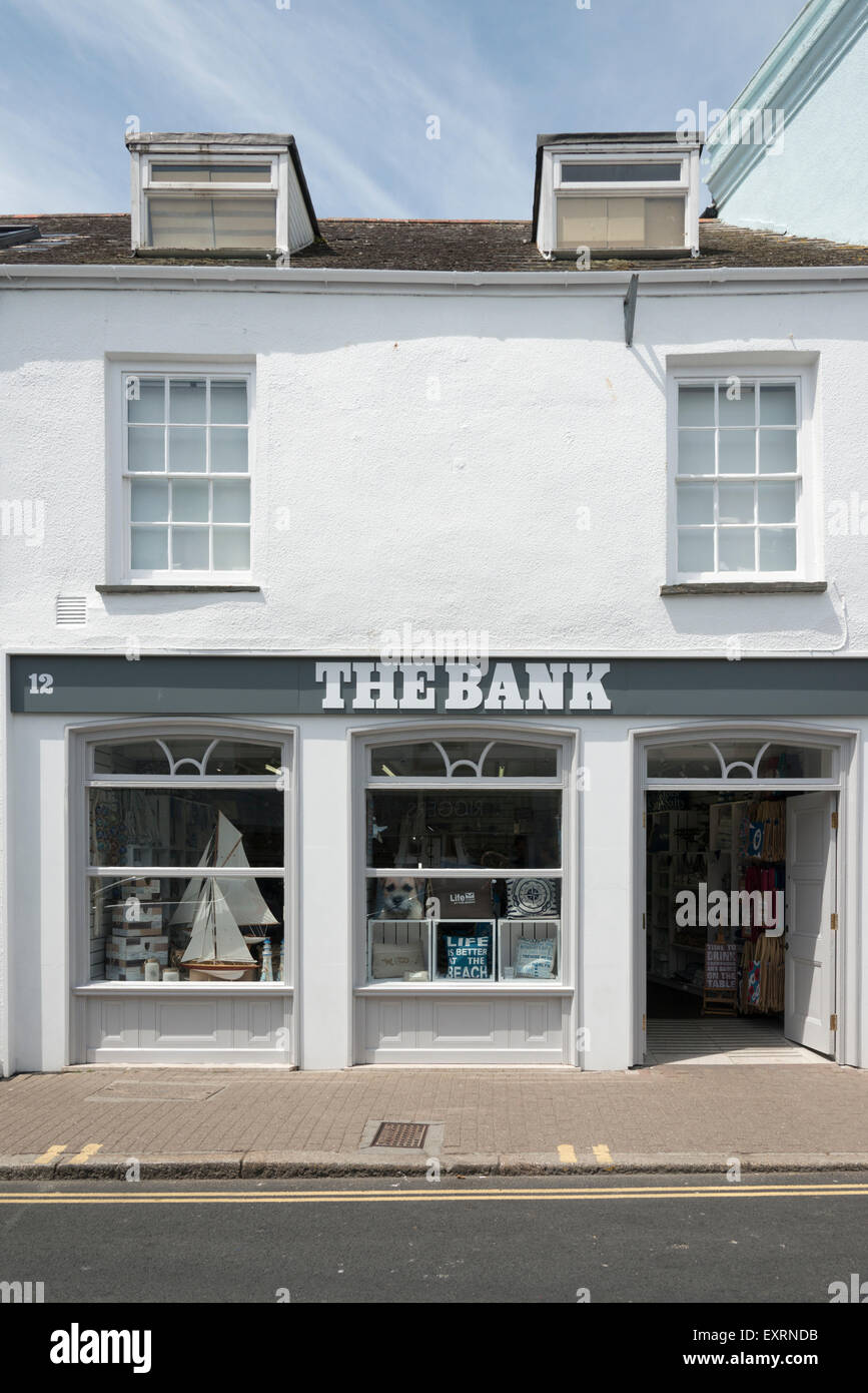 La banca una casa e un negozio di articoli da regalo a Padstow Cornwall Regno Unito Foto Stock