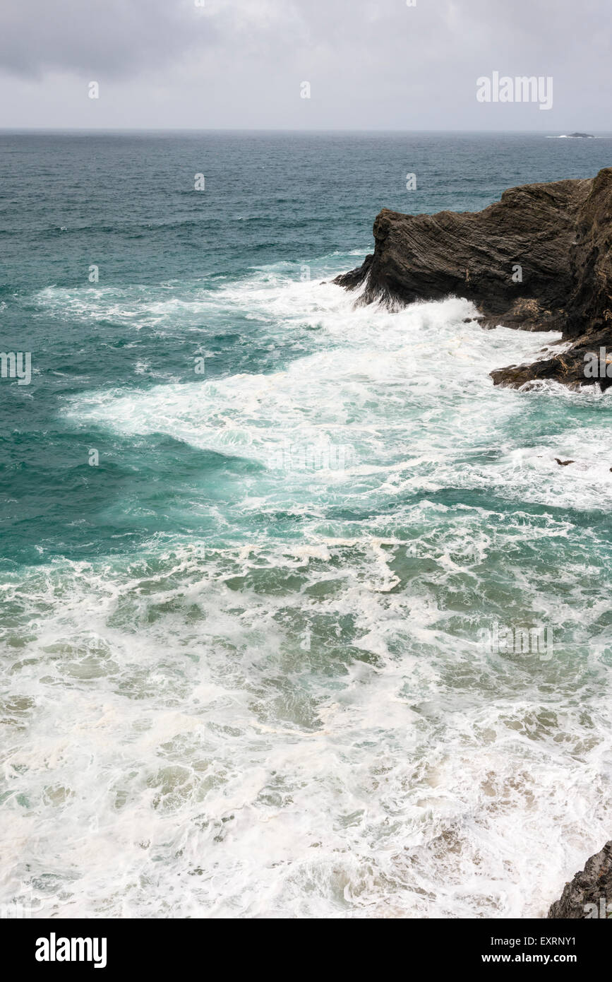 Un mare agitato a Volpi Cove sulla North Cornwall litorale Porthcothan Cornwall Regno Unito Foto Stock