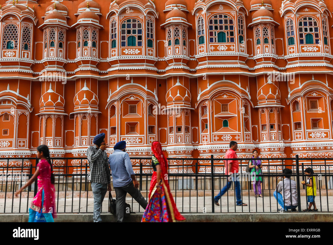 Turisti e cittadini che camminano per strada, fotografati in un contesto di patrimonio culturale chiamato Hawa Mahal (Palazzo dei Venti) a Jaipur, Foto Stock