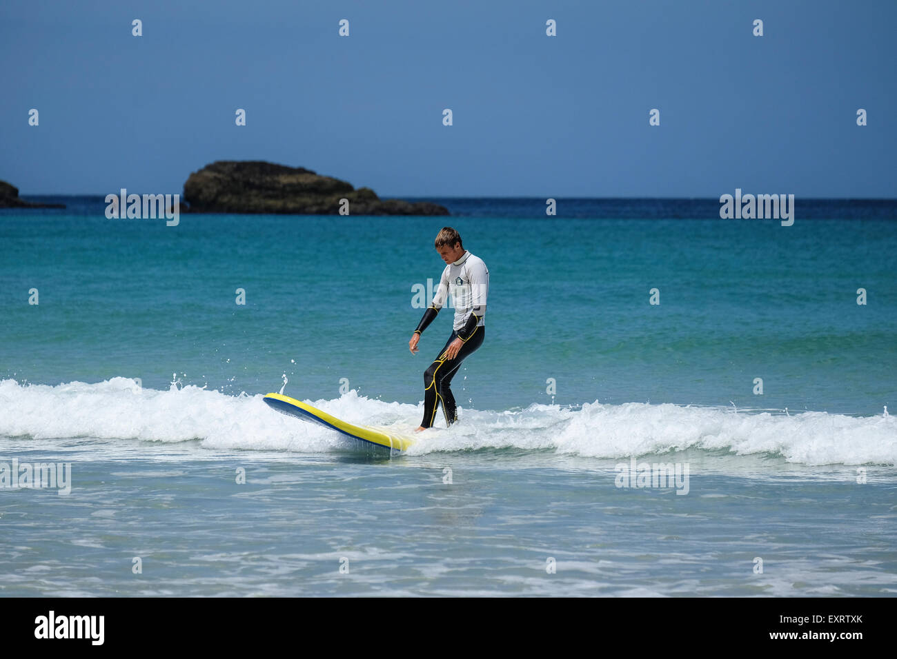 St Ives, Cornwall, Regno Unito: Scuola di Surf istruttore su Porthmeor Beach Foto Stock