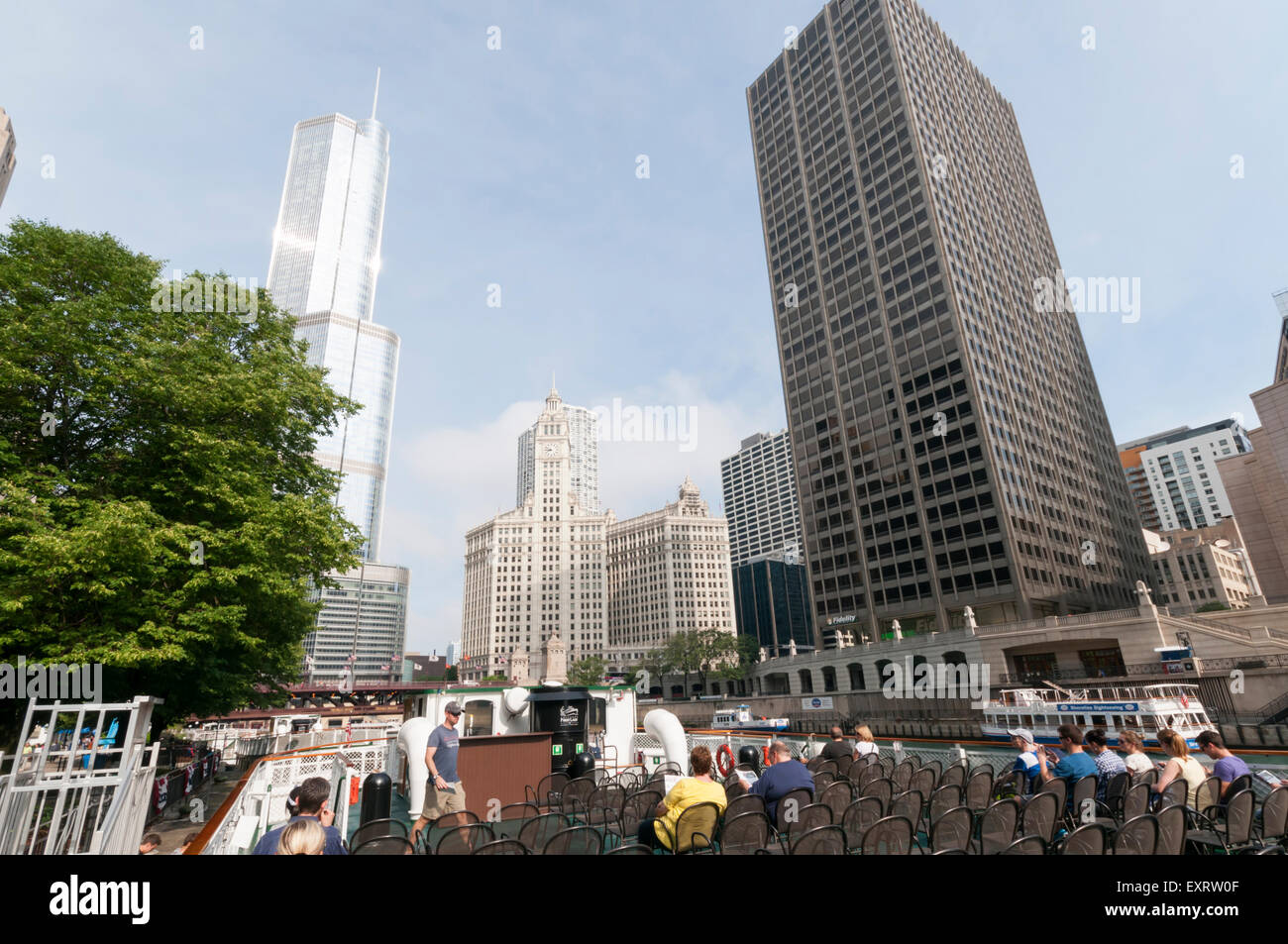 I turisti a bordo di una Chicago Architecture Foundation crociera fluviale con la Trump Tower e Wrigley Building in background. Foto Stock