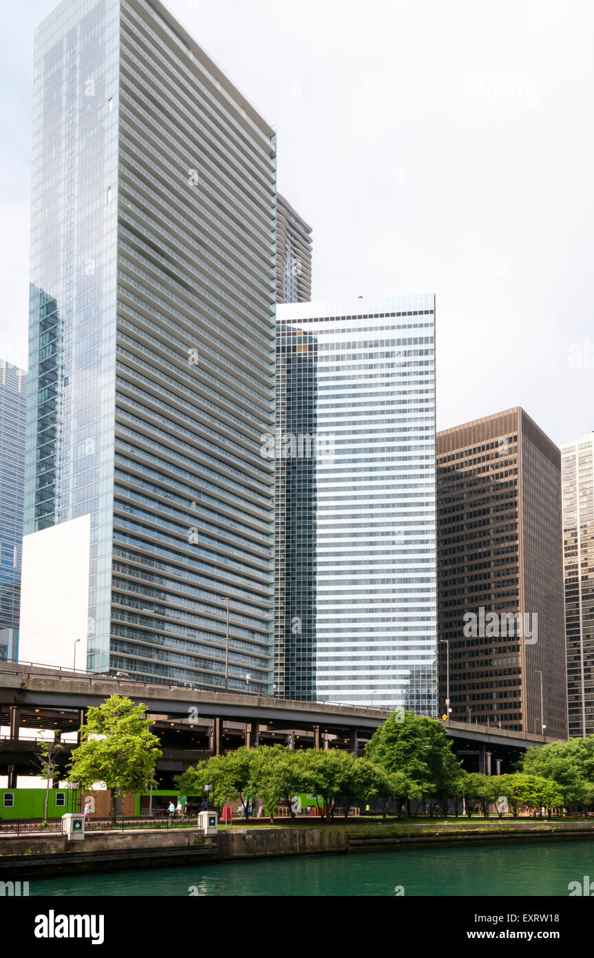 La torre triangolare del Swissôtel Chicago su East Wacker Drive da Harry Weese Associates. Foto Stock