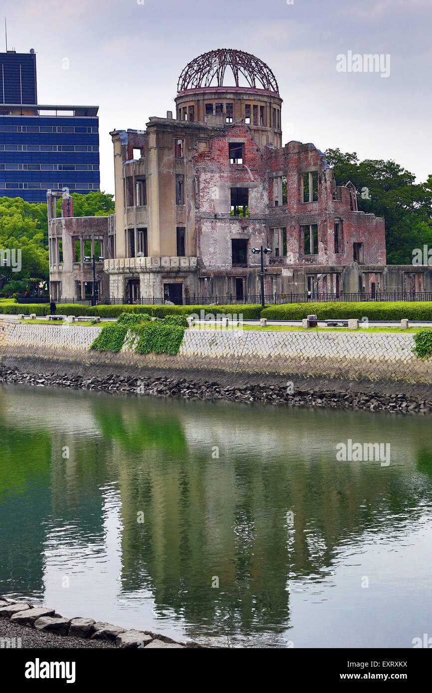 Il Genbaku Domu, la Cupola della Bomba Atomica, in Hiroshima Parco del Memoriale della Pace di Hiroshima, Giappone per la commemorazione del bombardamento di Hiroshim Foto Stock