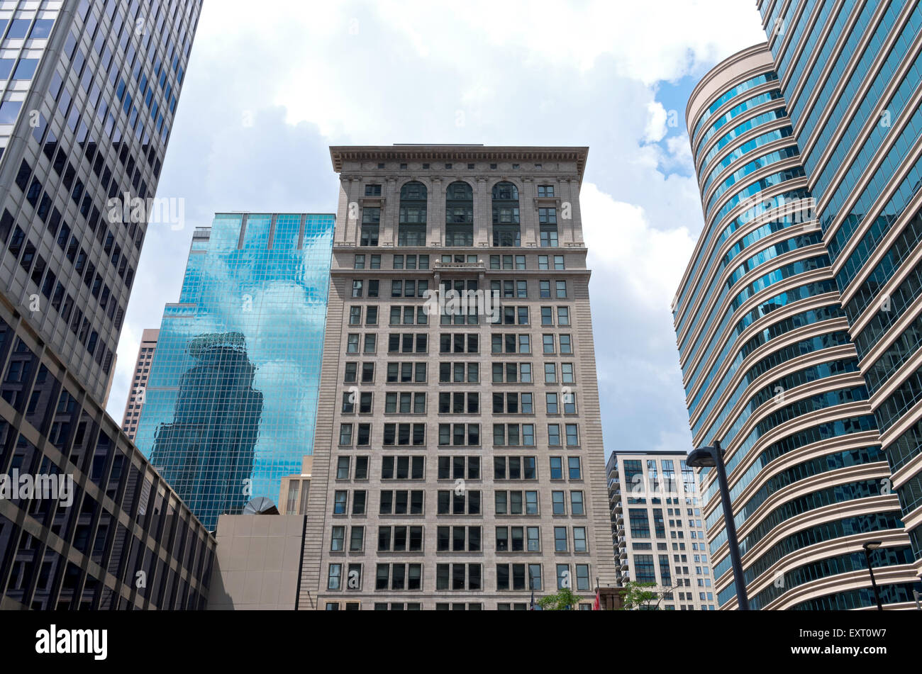 Historic Beaux Arts architettura e grattacieli di vetro nel centro di Minneapolis Minnesota Foto Stock