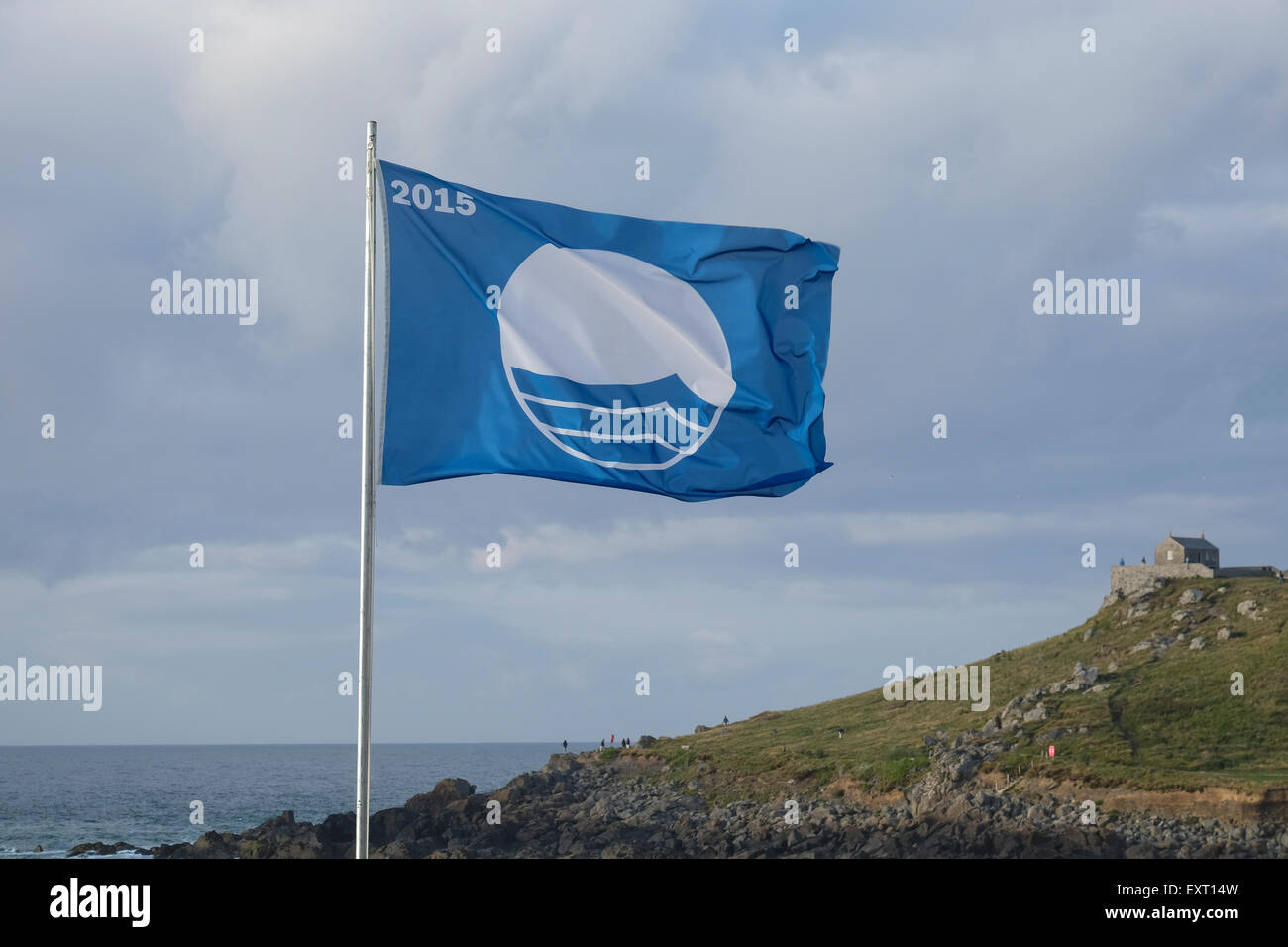 St Ives, Cornwall, Regno Unito: 2015 Bandiera blu sopra Porthmeor Beach di St Ives. Foto Stock