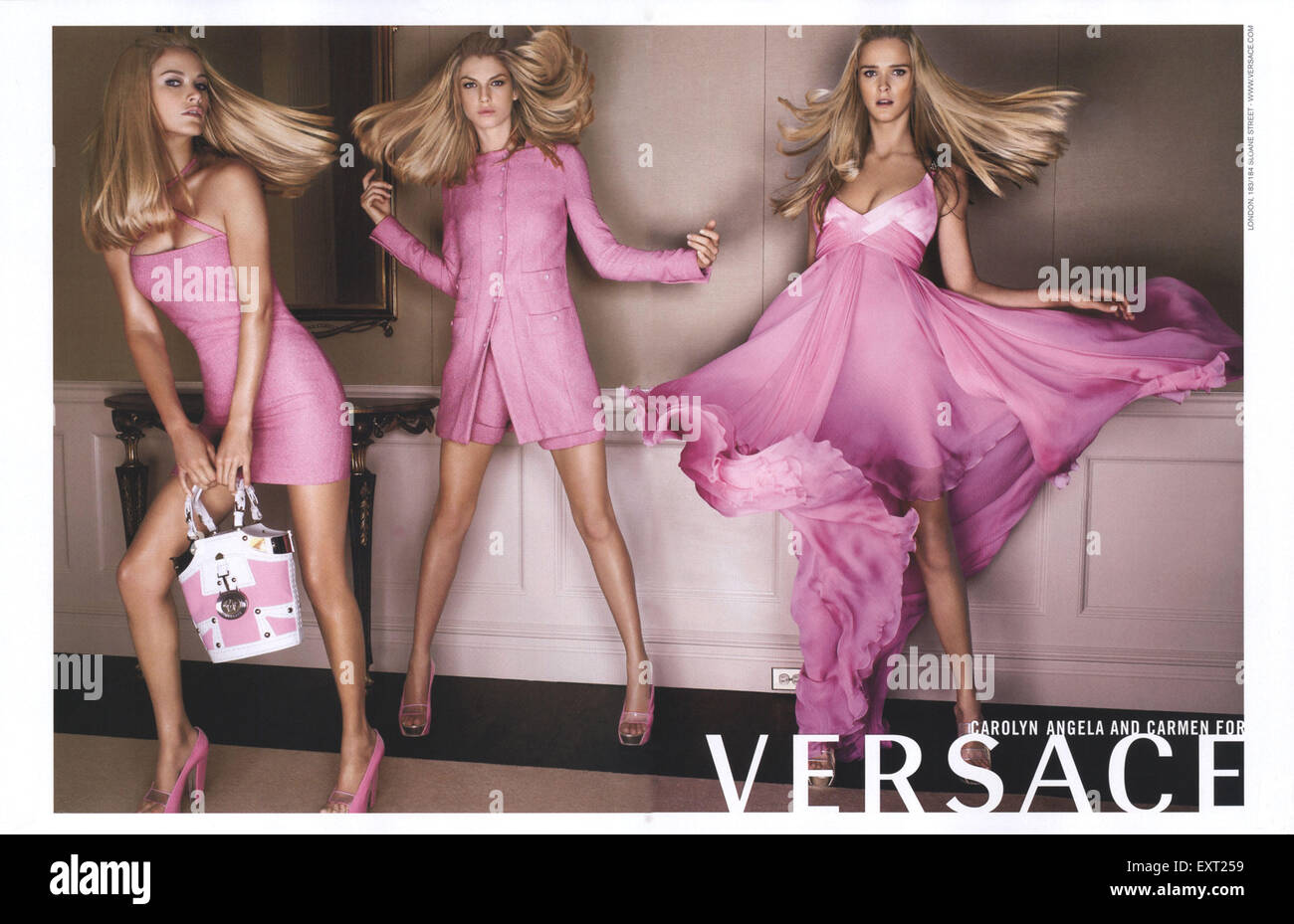 2000S UK Versace Magazine annuncio pubblicitario Foto stock - Alamy