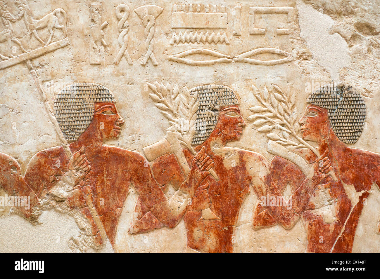 Antico Egitto a bassorilievo in pietra con tre figure umane Foto Stock