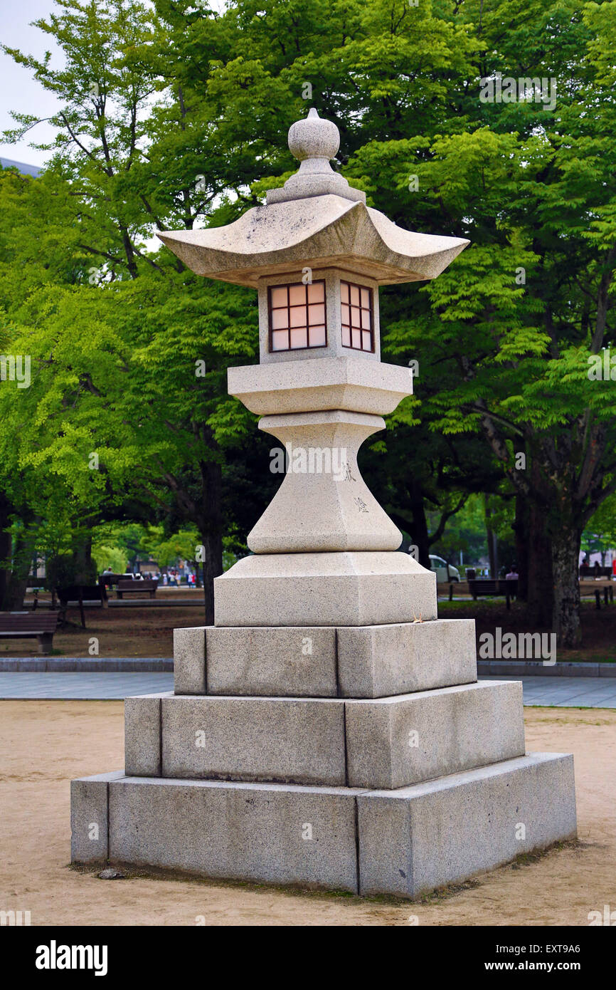 Una lanterna di pietra in Hiroshima Parco del Memoriale della Pace di Hiroshima, Giappone commemora il bombardamento di Hiroshima alla fine della seconda guerra mondiale Foto Stock