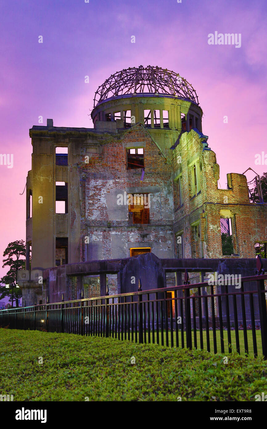 Il Genbaku Domu, la Cupola della Bomba Atomica, in Hiroshima Parco del Memoriale della Pace di Hiroshima, Giappone per la commemorazione del bombardamento di Hiroshim Foto Stock