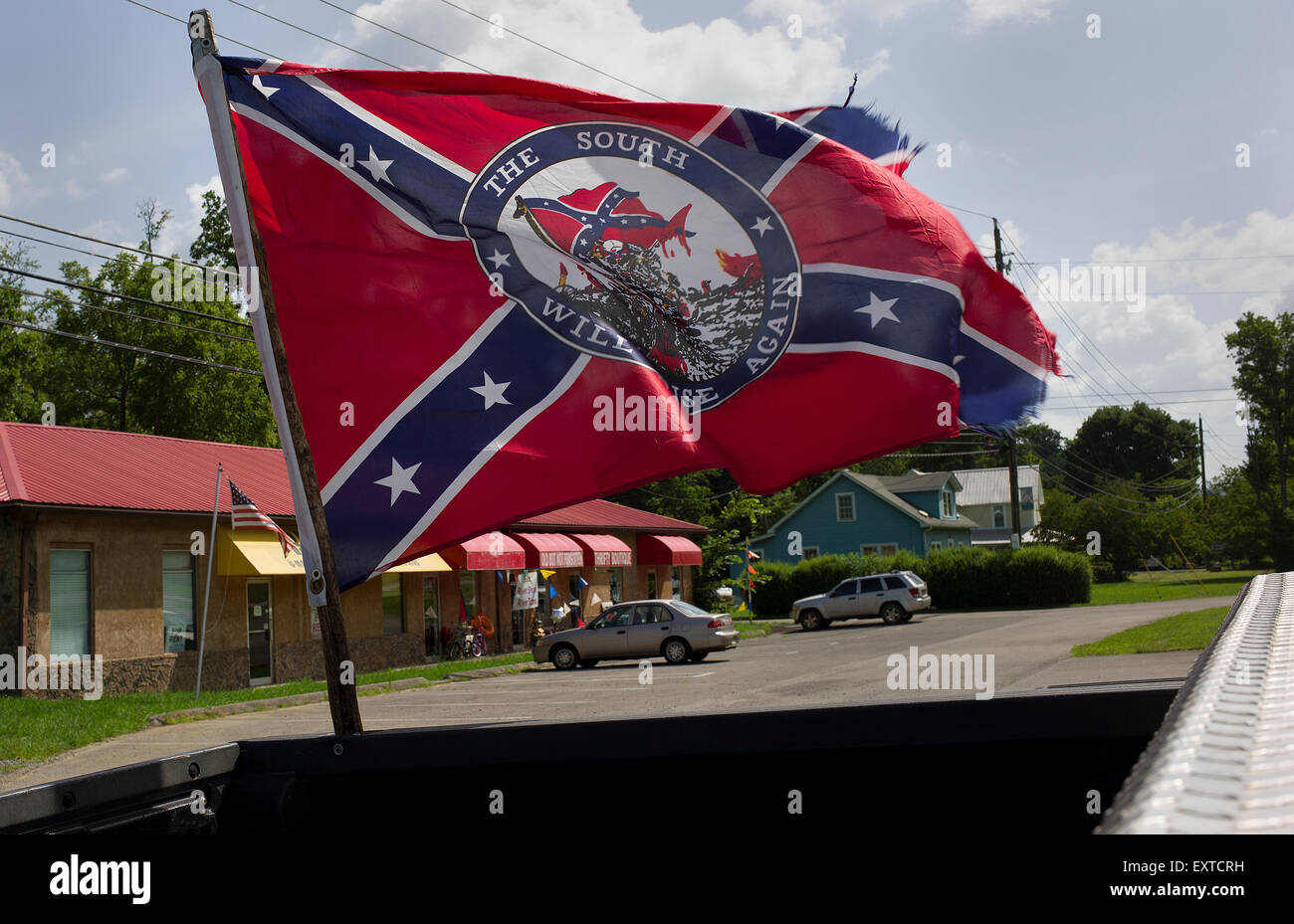 Un confederato flag è visto volare fuori dal letto di un pickup in Townsend, Tennessee. Foto Stock