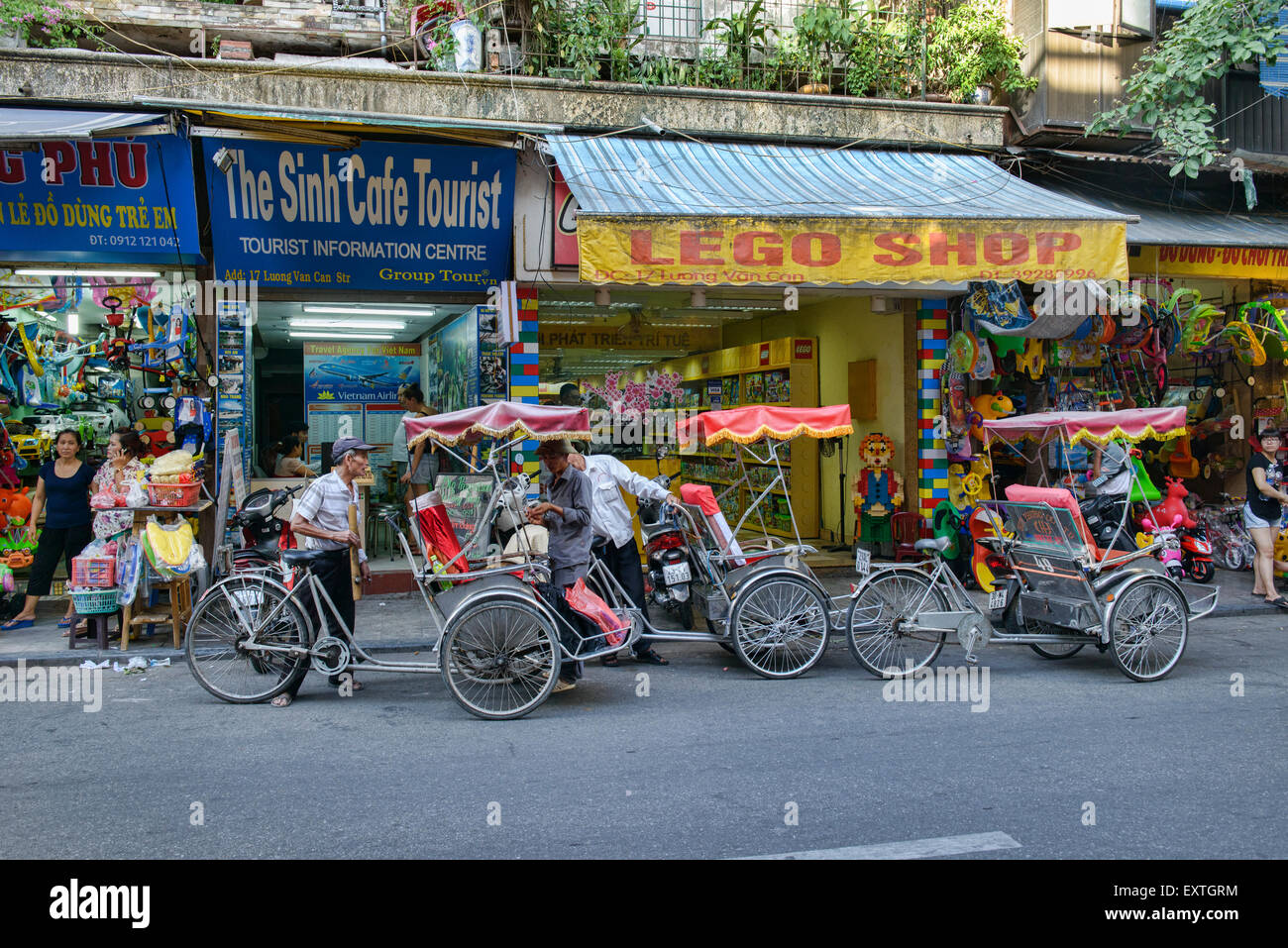 Cyclo e turisti, un fiocco sulle strade di Hanoi, Vietnam Foto Stock