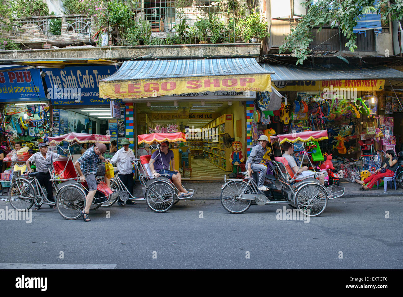 Cyclo e turisti, un fiocco sulle strade di Hanoi, Vietnam Foto Stock