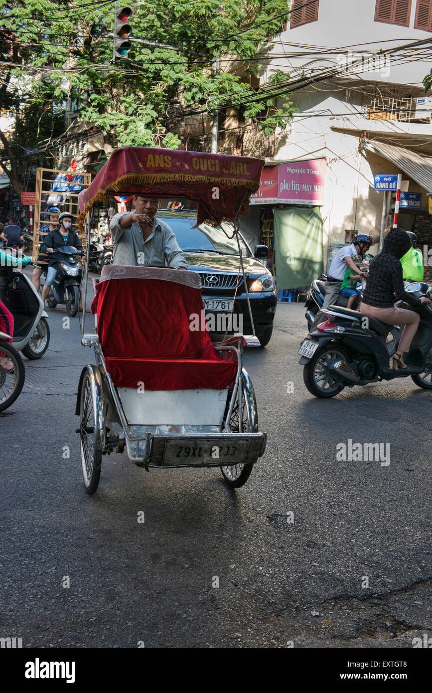 Il cyclo e driver, un fiocco sulle strade di Hanoi, Vietnam Foto Stock