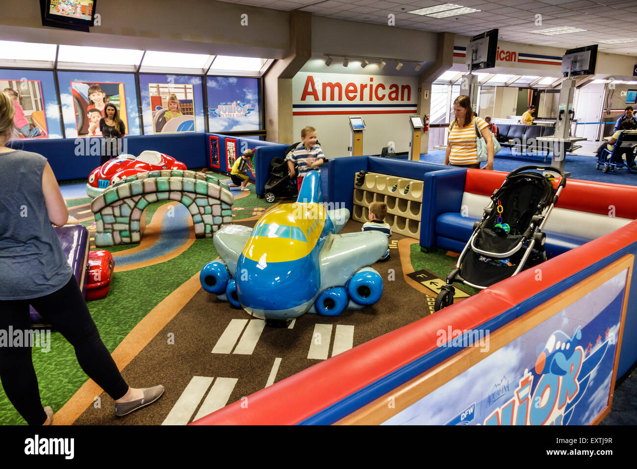 Dallas, Texas, Dallas ft. Aeroporto Internazionale di Fort Worth, DFW, American Airlines, terminal, area giochi per bambini, parco giochi, adulti adulti donne donne Foto Stock