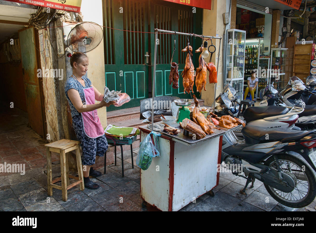 Anatra arrosto fornitore nel quartiere vecchio di Hanoi, Vietnam Foto Stock