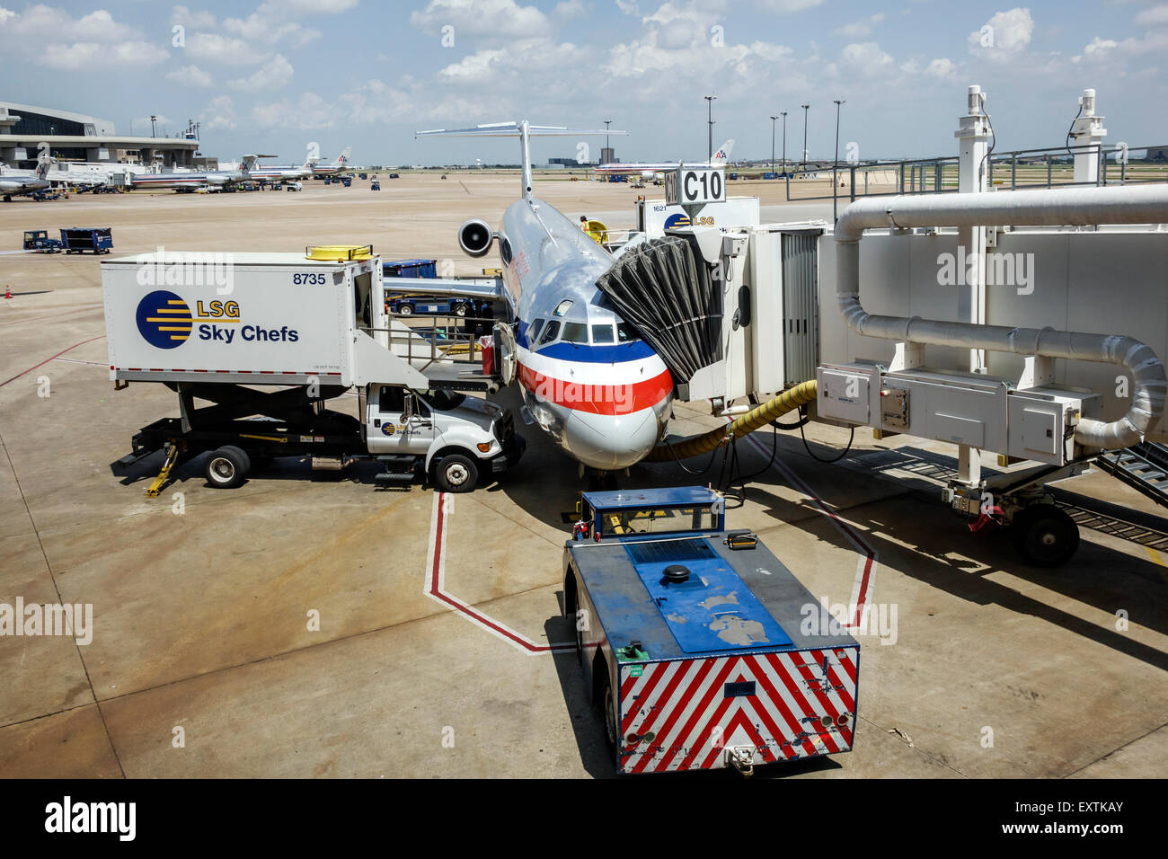 Dallas, Texas, Dallas ft. Aeroporto Internazionale di Fort Worth, DFW, American Airlines, terminal, jet, aereo, American Airlines, rampa, grembiule, carico, rifornimento, LS Foto Stock