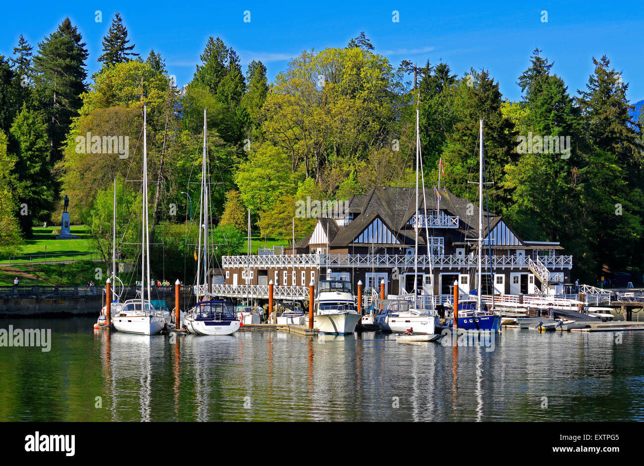 Vancouver Rowing Club, istituito nel 1886, Stanley Park con barche a vela e yacht e kayak in marina. Foto Stock