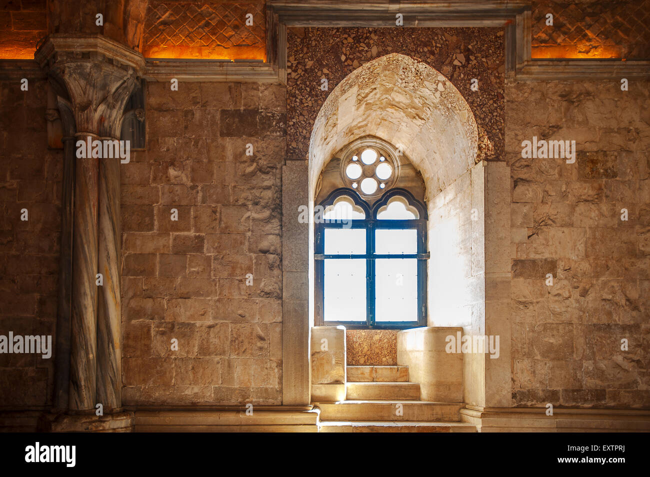 Italia Puglia Castel del Monte - Il castello di Federico II di Svevia  finestra bifora Foto stock - Alamy
