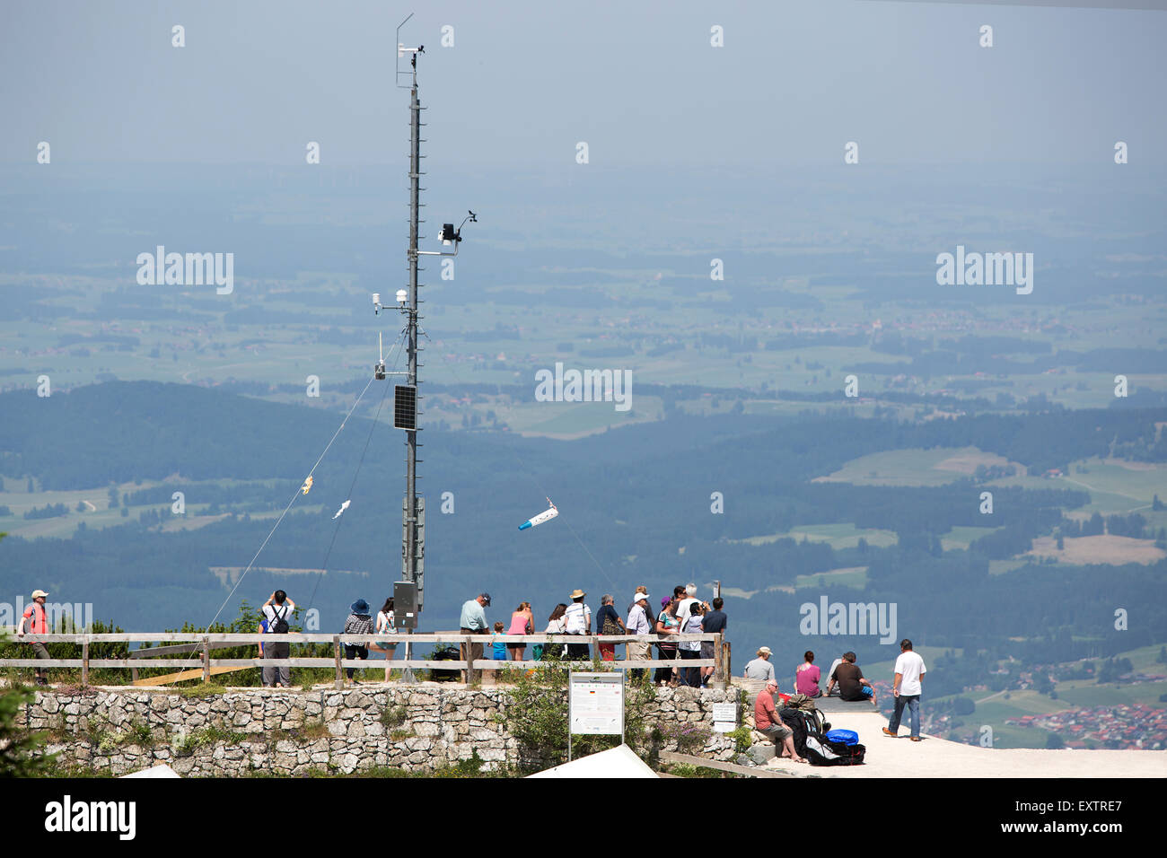 I visitatori a una piattaforma di osservazione dalla cima della montagna in Baviera Foto Stock