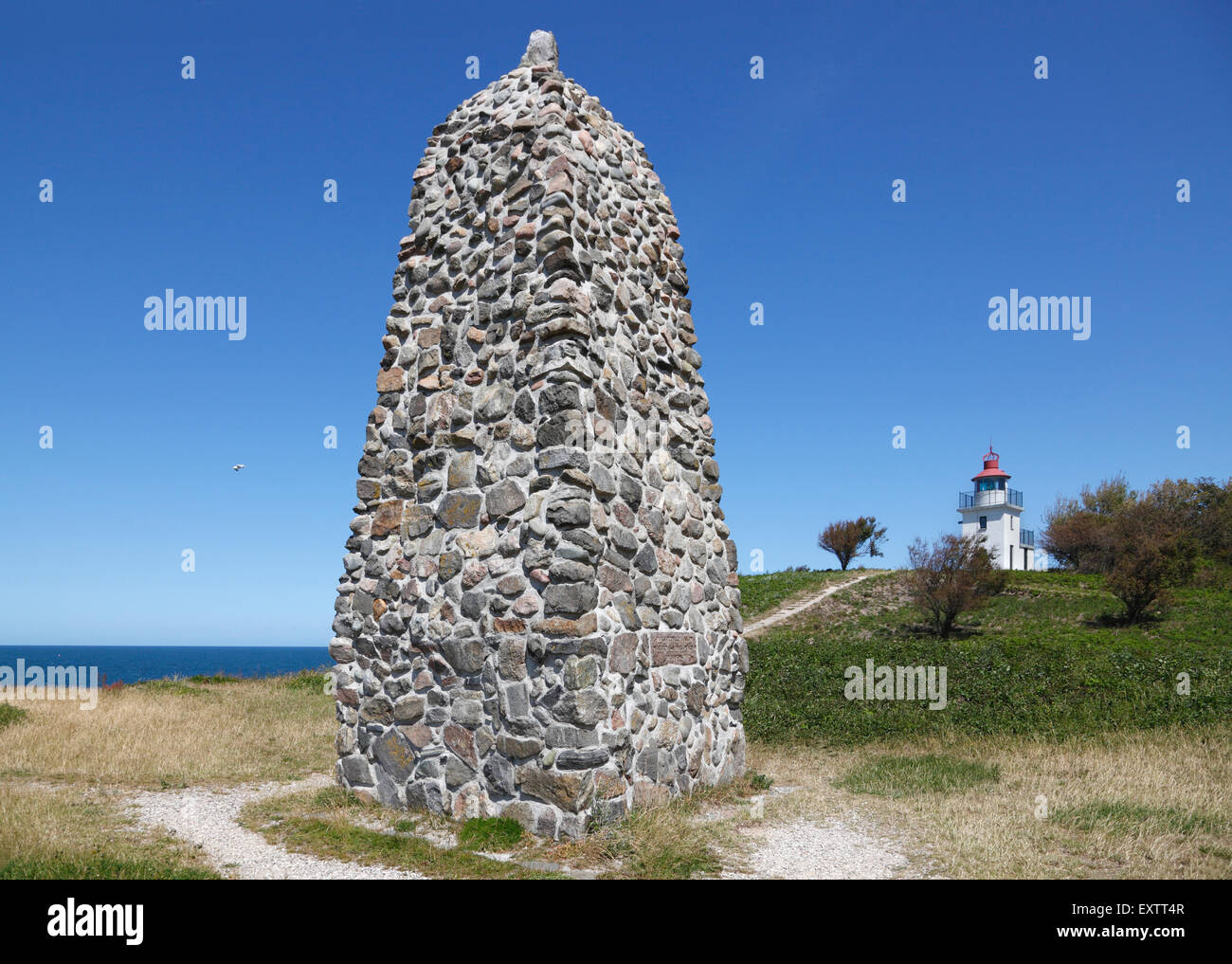 Memorial rock cairn e faro di casa del famoso danese esploratore polare e antropologo, Knud Rasmussen a Hundested, Zelanda, Danimarca Foto Stock