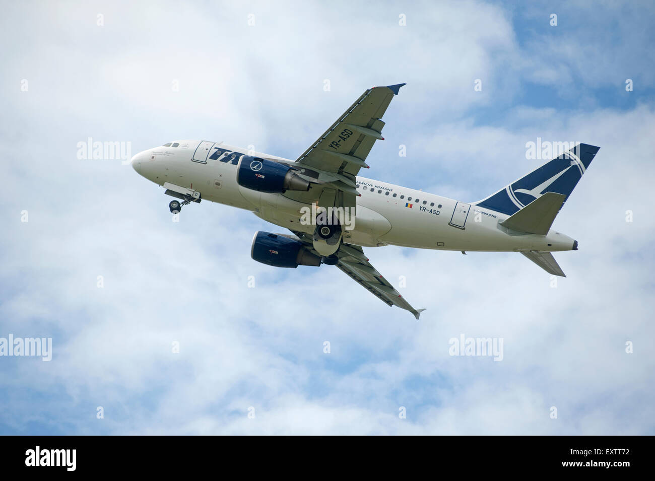 Un Tarom Airbus 318-111 (YR-ASD) più piccolo della famiglia airbus degli aerei in partenza dall'aeroporto di Inverness. SCO 9966. Foto Stock