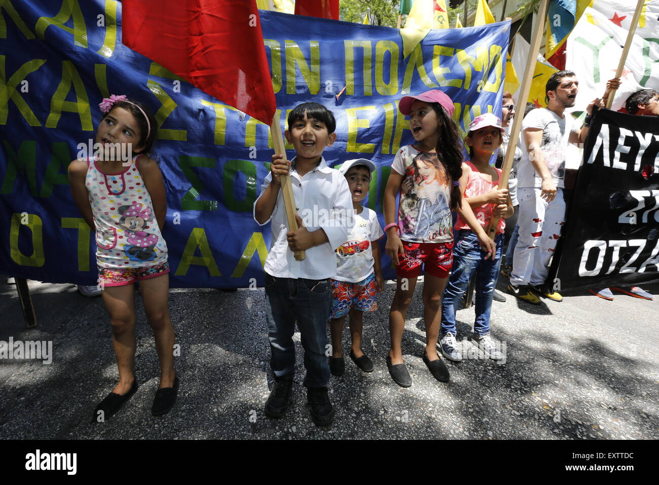 Atene, Grecia. Il 16 luglio 2015. Un gruppo di bambini curdi portano il Abdullah Ocalan solidarietà protesta in Atene. Popolazione curda che vivono in "Grecia, hanno marciato per l'Ambasciata turca, chiamando per un rilascio del leader del Partito dei Lavoratori del Kurdistan) PKK, che è attualmente in carcere in Turchia. Foto Stock