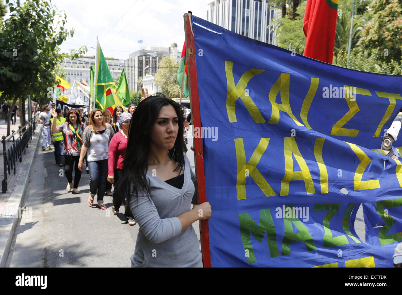 Atene, Grecia. Il 16 luglio 2015. Un manifestante curdo porta un banner, per chiedere la liberazione dei leader del PKK Abdullah Ocalan. Popolazione curda che vivono in "Grecia, hanno marciato per l'Ambasciata turca, chiamando per un rilascio del leader del Partito dei Lavoratori del Kurdistan) PKK, che è attualmente in carcere in Turchia. Foto Stock