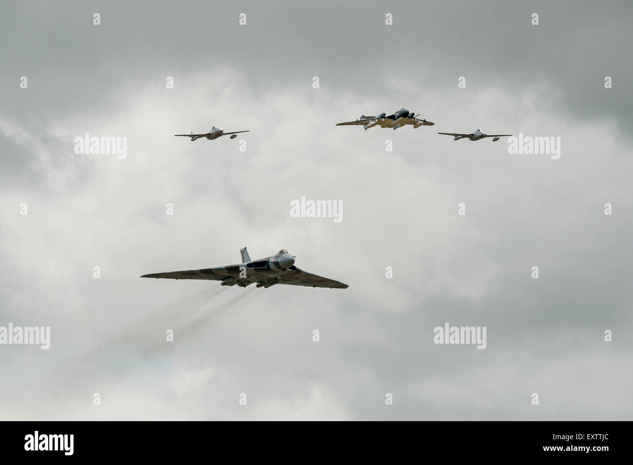 Vulcan bombardiere B2, Sea Vixen FAW2 e Vampire FB52 volare in formazione Foto Stock