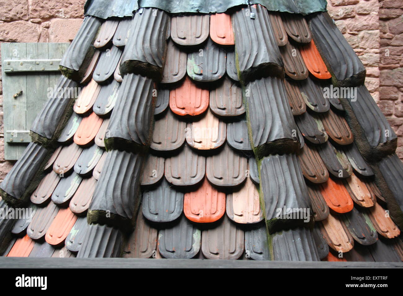 Medieval tegole del tetto in un castello, Francia. Foto Stock