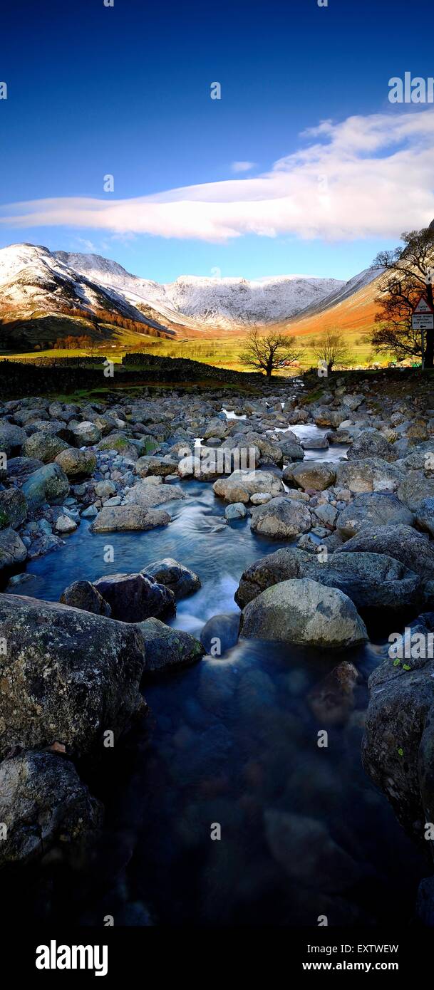 Neve oltre il Fells della valle Mickleden Foto Stock