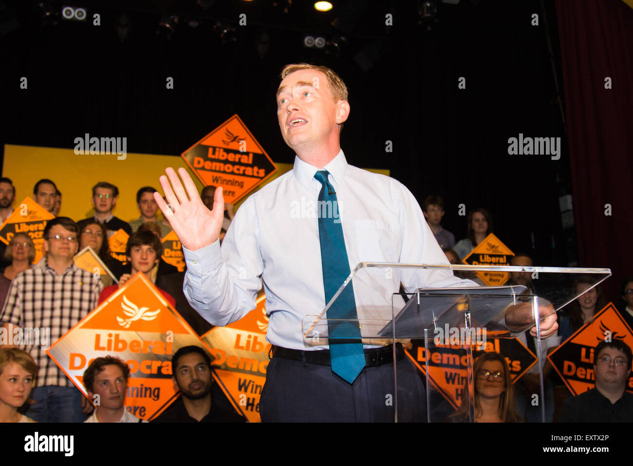 Islington Assembly Hall, Londra, 16 luglio 2015. I liberali democratici di annunciare il loro nuovo leader Tim Farron MP che era stato eletto da membri del partito in un voto contro Norman Lamb MP. Nella foto : il nuovo gruppo del Partito europeo dei liberali democratici leader Tim Faron indirizzi con il suo discorso vittoria facendo voto di ricostruire il partito, Islington Assembly Hall. Credito: Paolo Davey/Alamy Live News Foto Stock