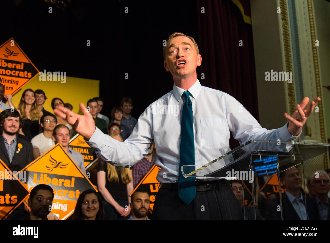 Islington Assembly Hall, Londra, 16 luglio 2015. I liberali democratici di annunciare il loro nuovo leader Tim Farron MP che era stato eletto da membri del partito in un voto contro Norman Lamb MP. Nella foto : il nuovo gruppo del Partito europeo dei liberali democratici leader Tim Faron indirizzi con il suo discorso vittoria facendo voto di ricostruire il partito, Islington Assembly Hall. Credito: Paolo Davey/Alamy Live News Foto Stock