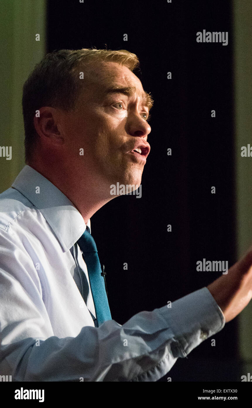 Islington Assembly Hall, Londra, 16 luglio 2015. I liberali democratici di annunciare il loro nuovo leader Tim Farron MP che era stato eletto da membri del partito in un voto contro Norman Lamb MP. Nella foto : il nuovo gruppo del Partito europeo dei liberali democratici leader Tim Faron indirizzi con il suo discorso vittoria facendo voto di ricostruire il partito, Islington Assembly Hall. Credito: Paolo Davey/Alamy Live News Foto Stock