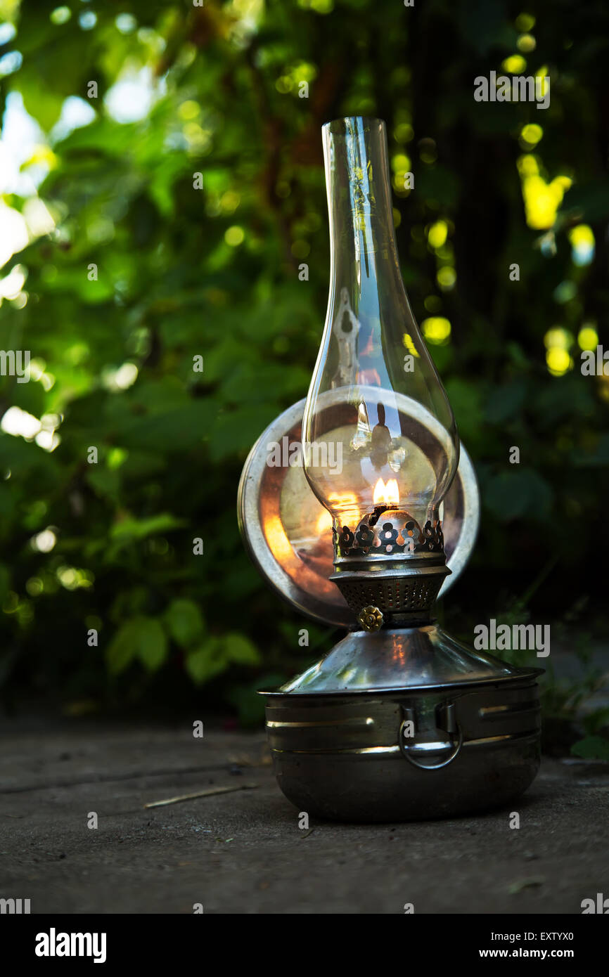 Vecchia lampada di kerosene sorge sul terreno, all'aperto Foto Stock