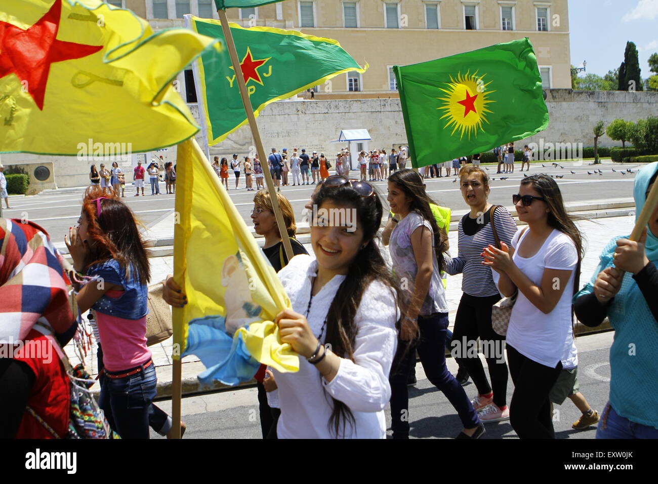 Atene, Grecia. 16 Luglio, 2015. Una donna che porta una bandiera raffigurante il leader del PKK Abdullah Ocalan al Abdullah Ocalan solidarietà protesta in Atene. Popolazione curda che vivono in "Grecia, hanno marciato per l'Ambasciata turca, chiamando per un rilascio del leader del Partito dei Lavoratori del Kurdistan) PKK, che è attualmente in carcere in Turchia. © Michael Debets/Pacific Press/Alamy Live News Foto Stock