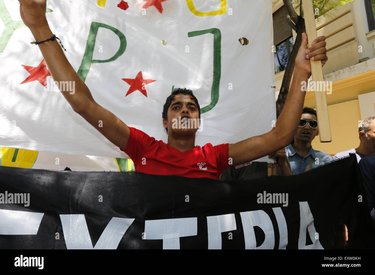 Atene, Grecia. 16 Luglio, 2015. Un manifestante ha sollevato le sue braccia, facendo un segno di vittoria al Abdullah Ocalan solidarietà protesta in Atene. Popolazione curda che vivono in "Grecia, hanno marciato per l'Ambasciata turca, chiamando per un rilascio del leader del Partito dei Lavoratori del Kurdistan) PKK, che è attualmente in carcere in Turchia. © Michael Debets/Pacific Press/Alamy Live News Foto Stock