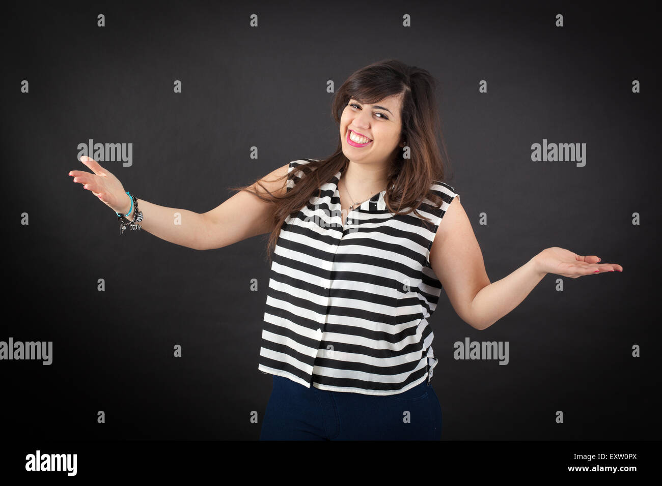 Bella donna facendo espressioni diverse in diversi set di vestiti: benvenuti Foto Stock