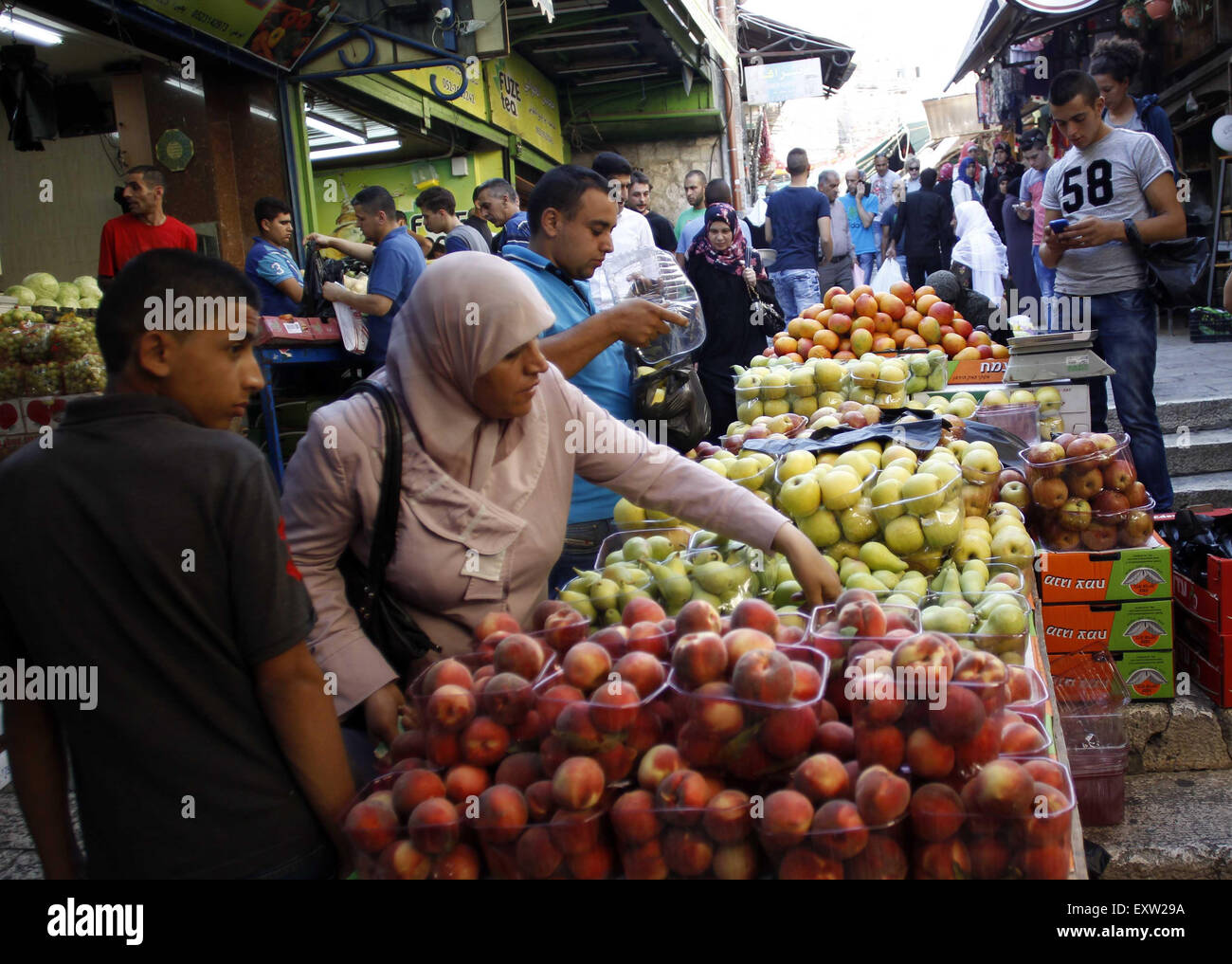 Gerusalemme, Gerusalemme, Territorio palestinese. 16 Luglio, 2015. Palestinesi shop in un mercato a monte del Eid al-Fitr che segna la fine del Ramadan, a Gerusalemme il 16 luglio 2015. I musulmani di tutto il mondo prepararsi a celebrare l'Eid al-Fitr, avviamento wth l'avvistamento della luna nuova, per contrassegnare la fine del mese di digiuno del Ramadan © Saeb Awad/immagini APA/ZUMA filo/Alamy Live News Foto Stock