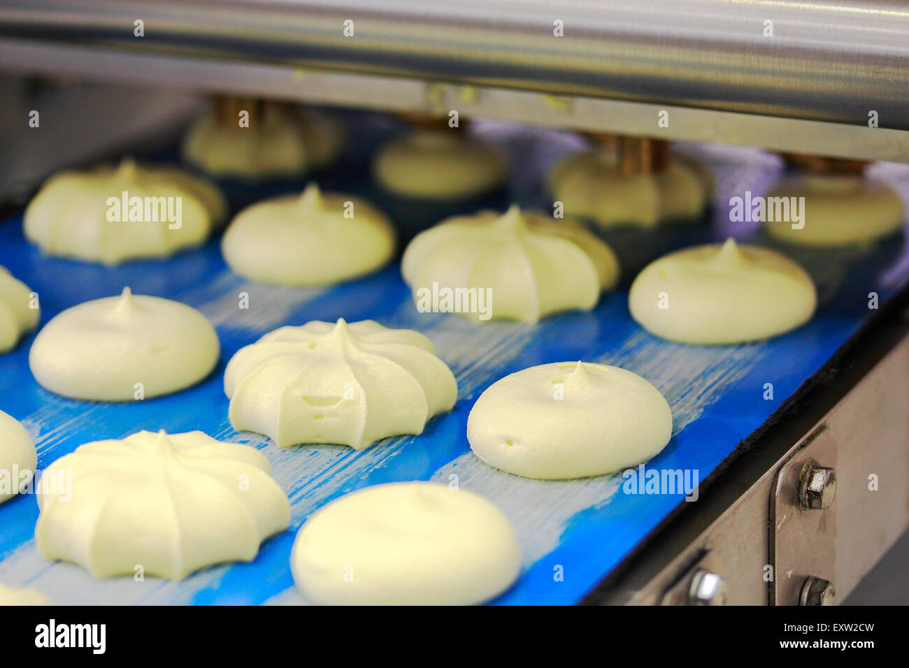 I cookie del processo di fabbricazione. Cookie automatizzato depositante la macchina in azione. Foto Stock