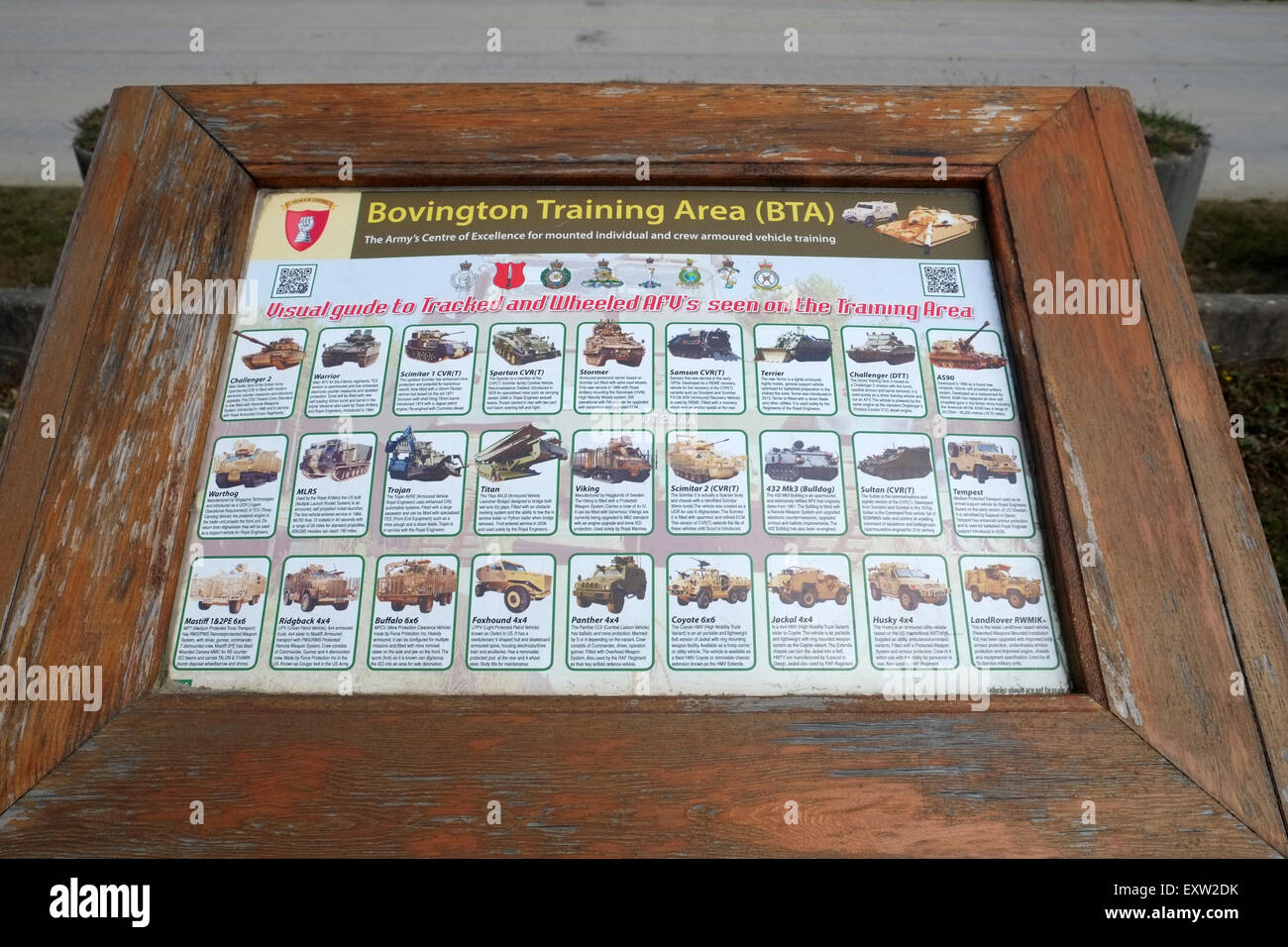 Public display board nell'area di visualizzazione informazioni per i veicoli militari e i carri armati a Bovington Area Formazione BTA. Luglio 2015 Foto Stock