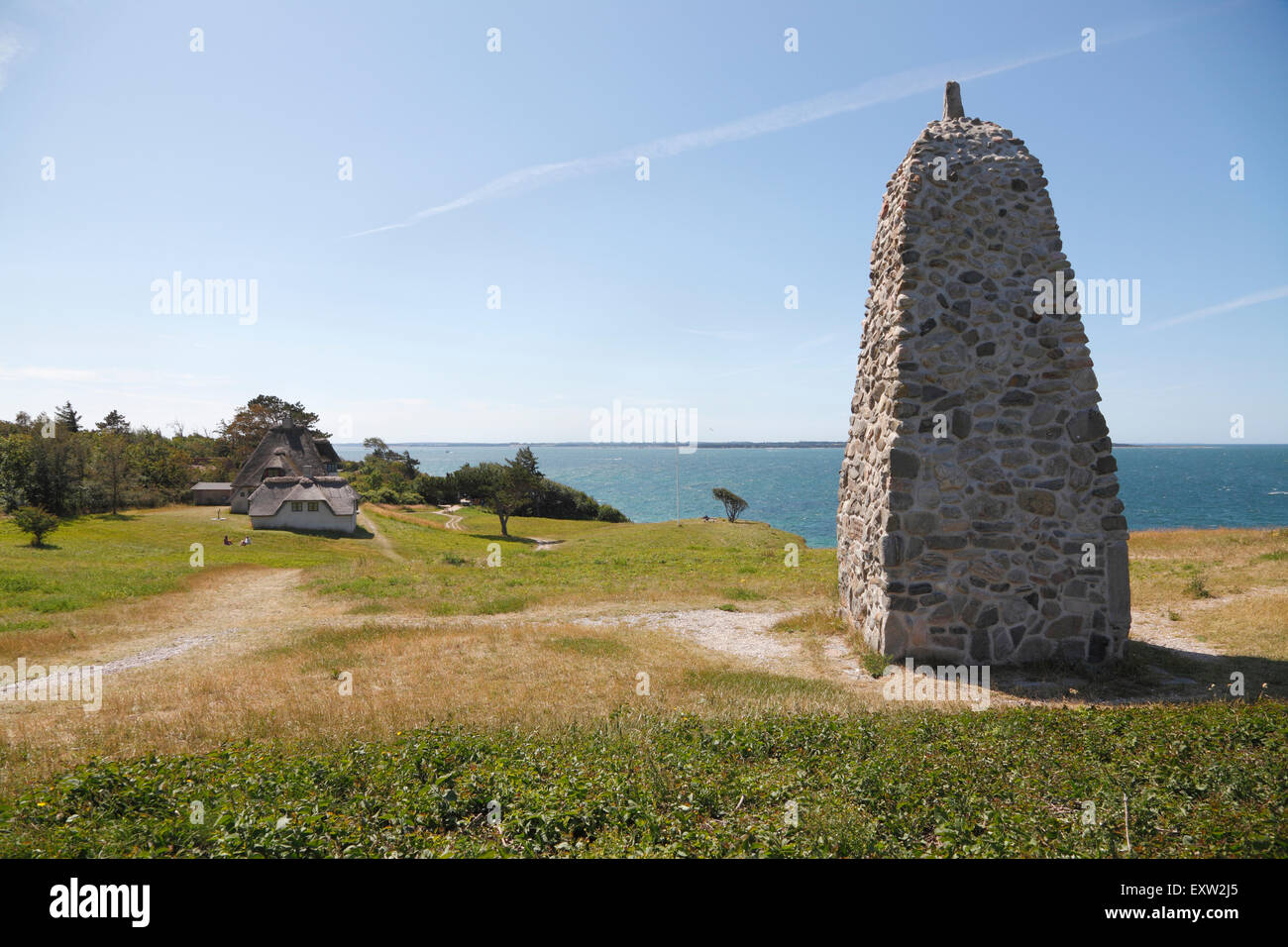 Il memorial rock cairn e Knud Rasmussen's house on the cliff Spodsbjerg a Hundested, North Sealand, Danimarca. Foto Stock