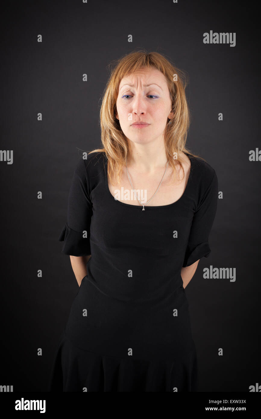Bella donna facendo espressioni diverse in diversi set di vestiti: triste Foto Stock
